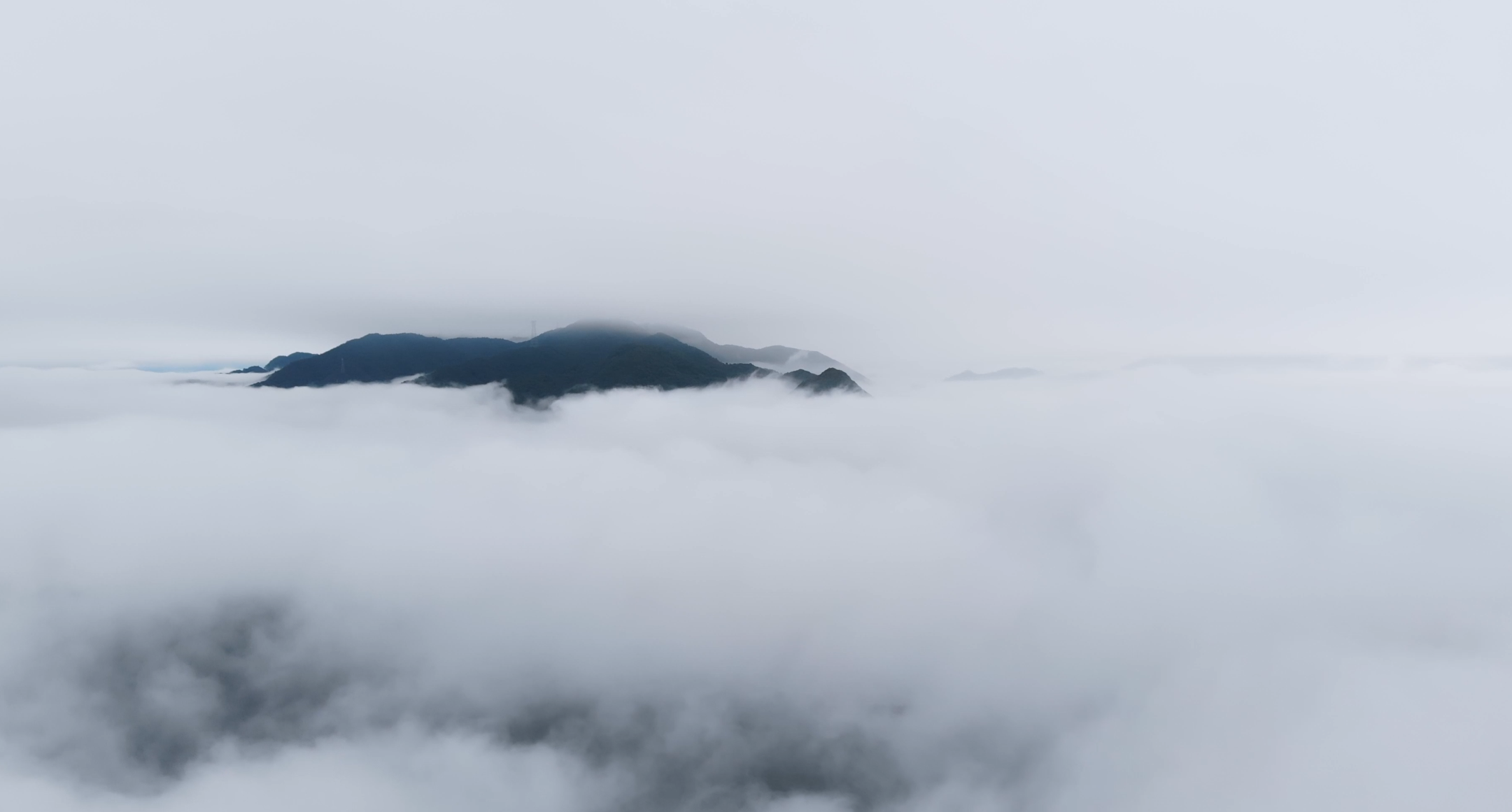 4K超高清航拍朦胧群山雾气视频的预览图
