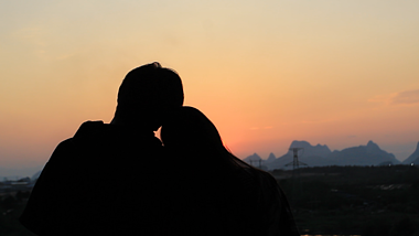 1080P夕阳下肩靠肩的情侣实拍视频视频的预览图