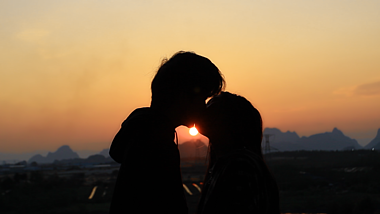 1080P夕阳下浪漫的情侣实拍视频视频的预览图