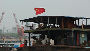 1080P轮船红旗黄浦江江景视频的预览图