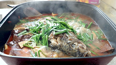 1080P锅里沸腾的鱼肉视频的预览图