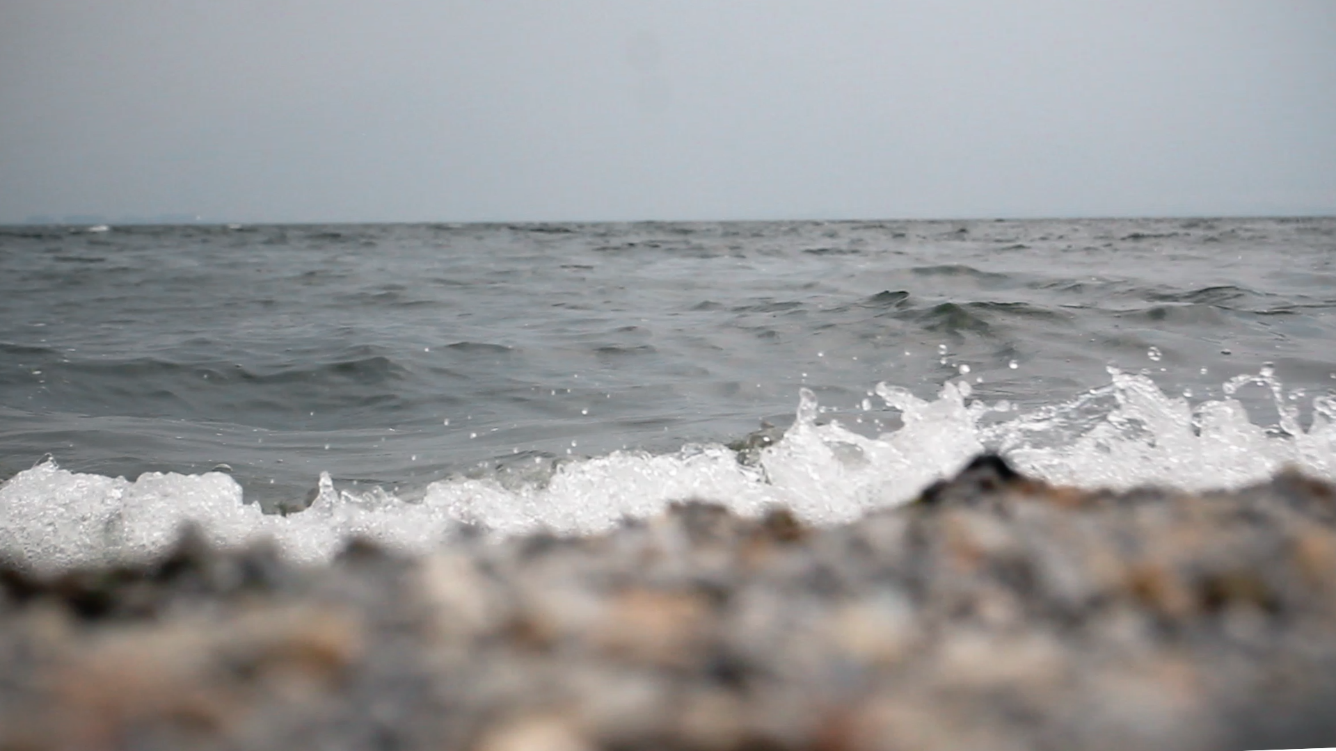 1080P洱海大海的海浪实拍摄像视频的预览图