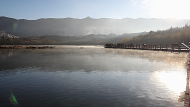 1080P松赞林寺湖泊的早晨摄像视频的预览图