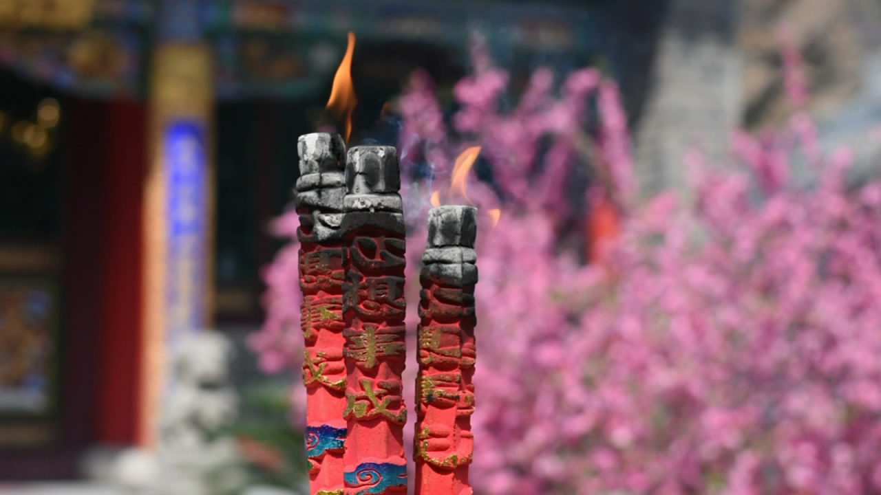 1080P寺庙里燃烧的高香视频的预览图