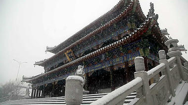 1080P广角大雪中的寺庙大雄宝殿视频的预览图