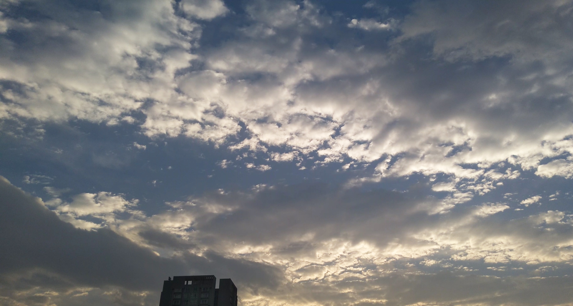 清晨的云层云彩延时摄影视频的预览图