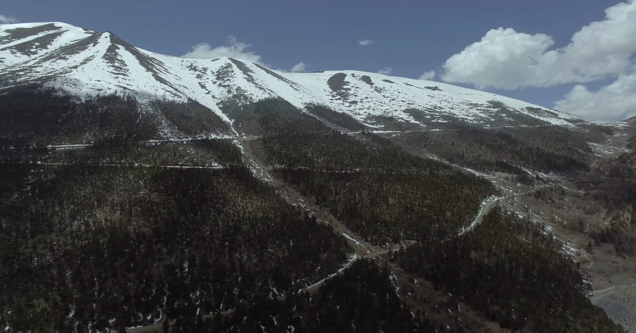1080雪山航拍天空视频的预览图