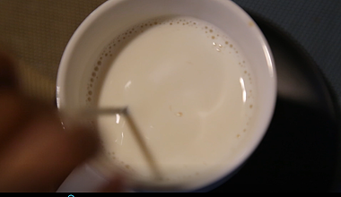 1080搅动牛奶摄影视频视频的预览图