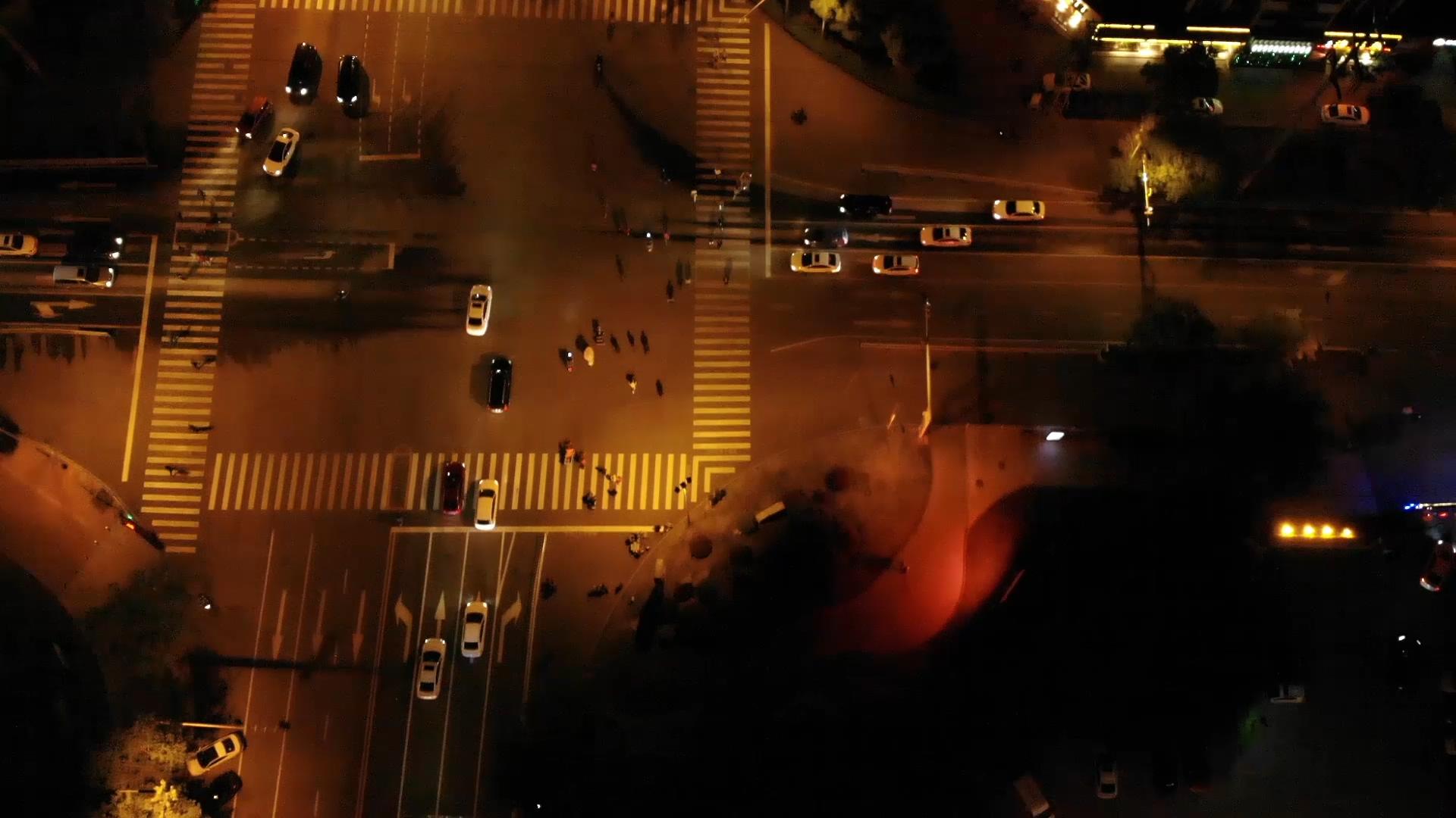 1080P航拍城市道路夜景视频的预览图