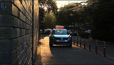 1080P夕阳下的出租车视频的预览图