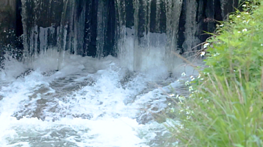 1080P矿泉水山泉流水视频的预览图