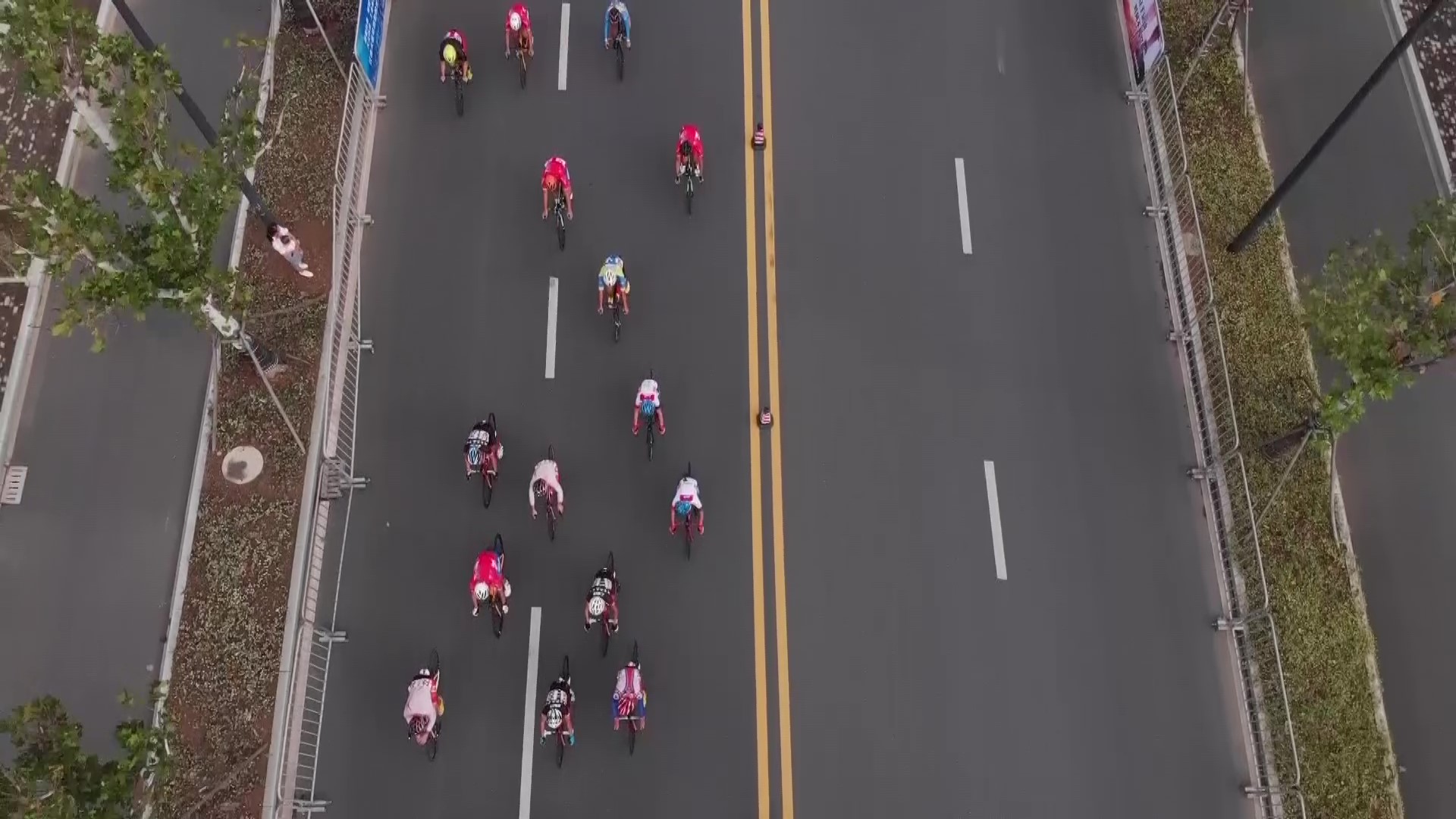 1080P航拍公路自行车比赛视频的预览图