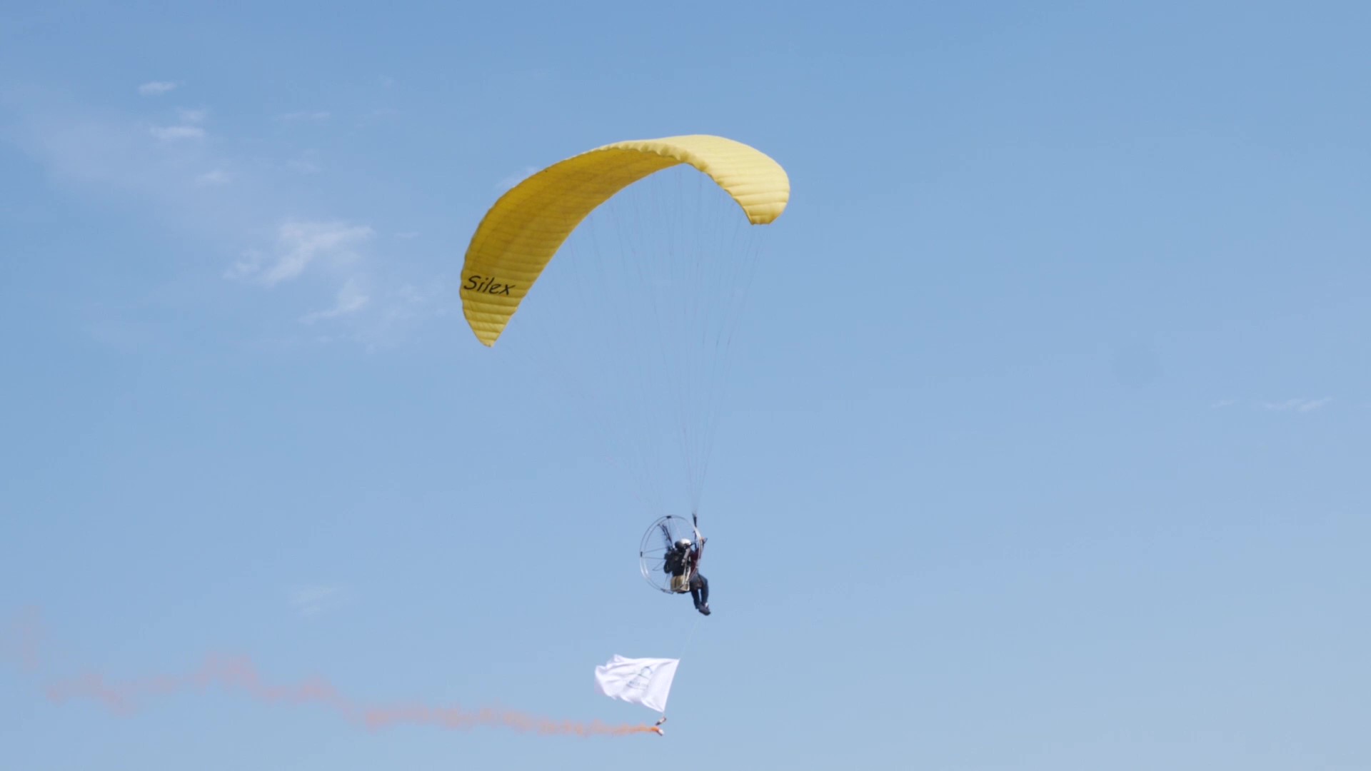 1080P刺激的极限运动高空滑翔伞视频的预览图