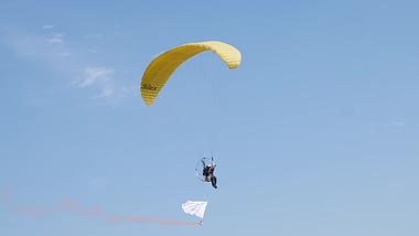 1080P刺激的极限运动高空滑翔伞视频的预览图