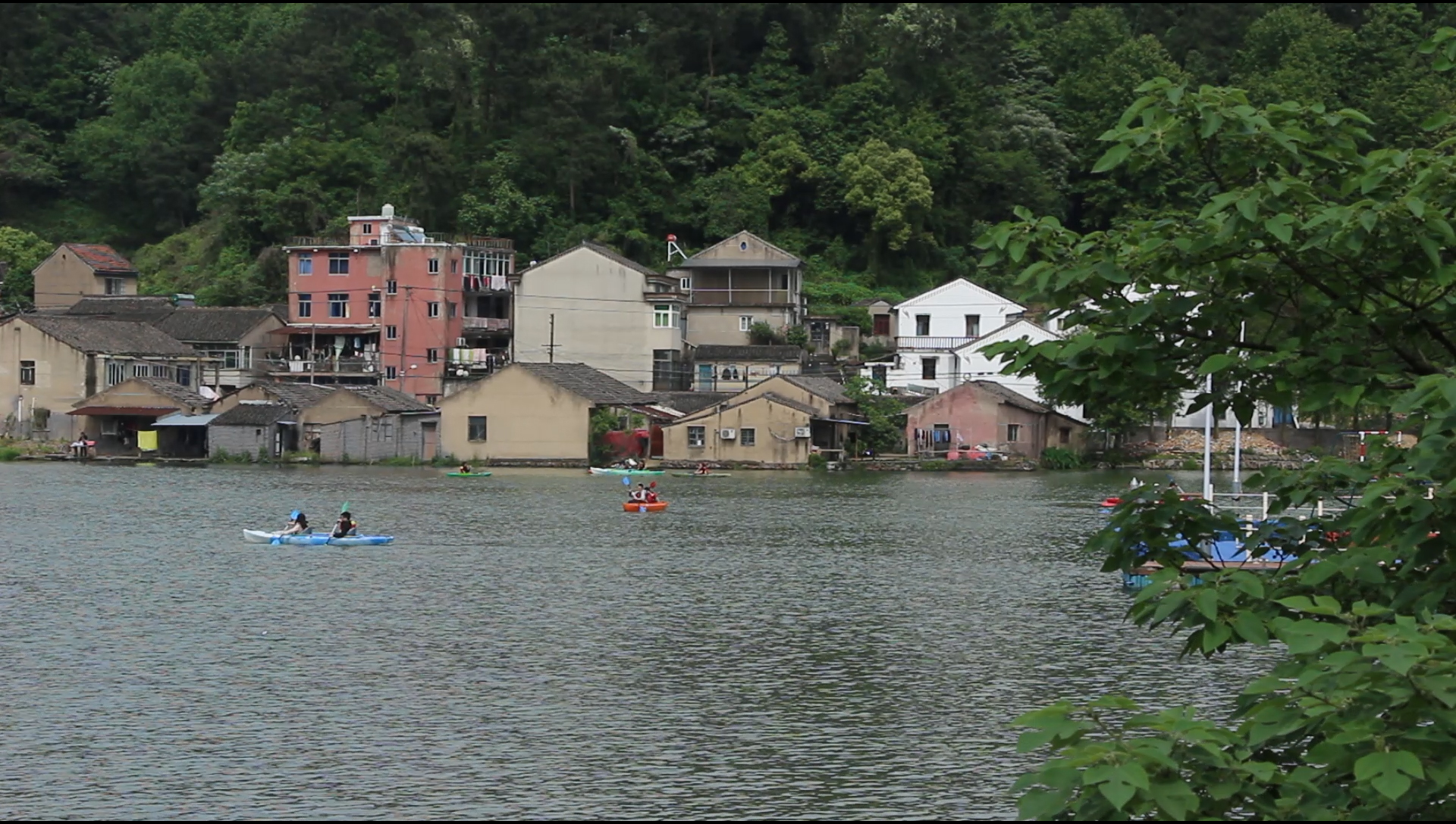 1080P古镇河流划桨实拍视频的预览图