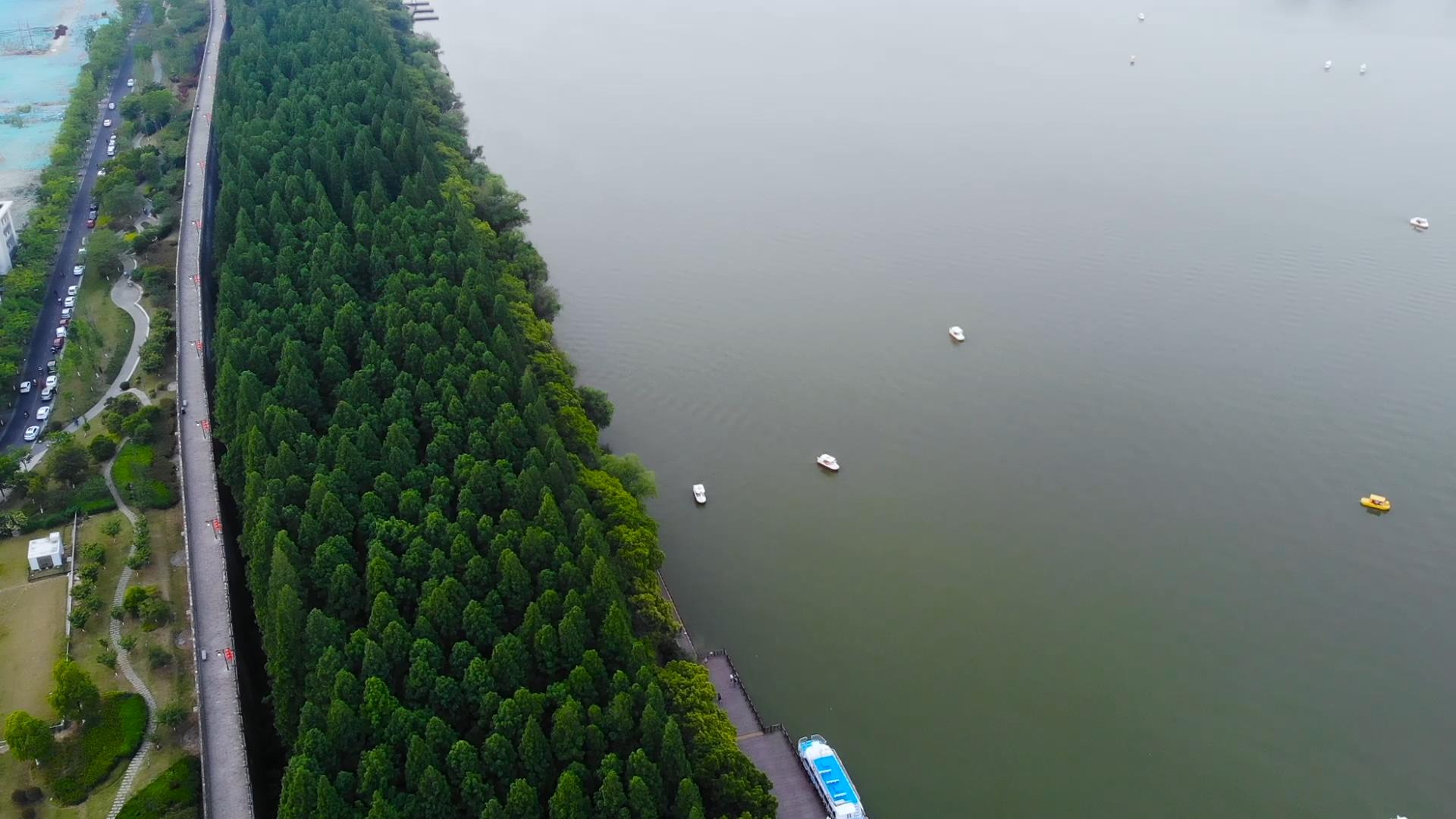 1080P航拍玄武湖游船城市视频的预览图