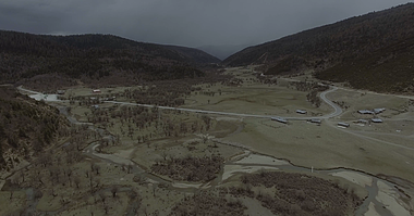 4k航拍山头牧场顶空俯拍视频的预览图