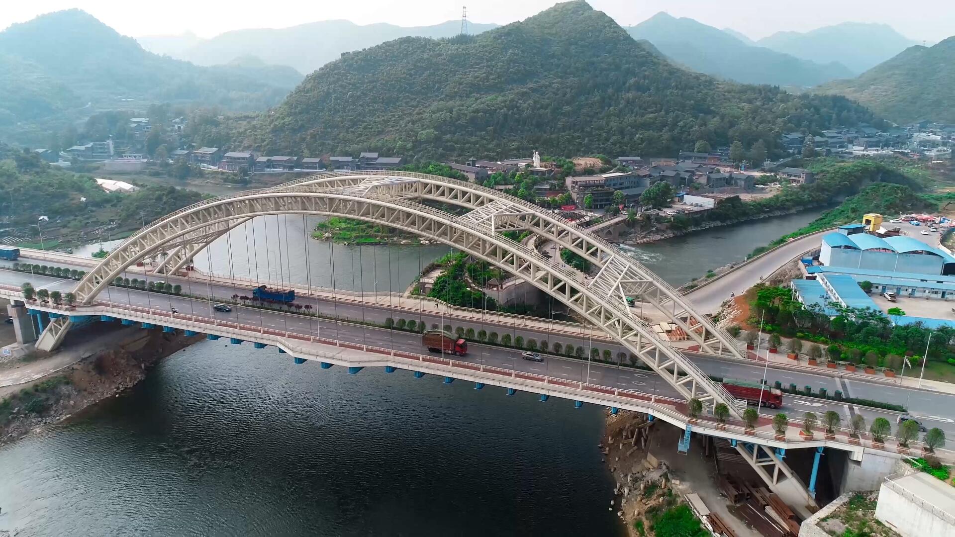 4K航拍清镇百花大桥视频的预览图