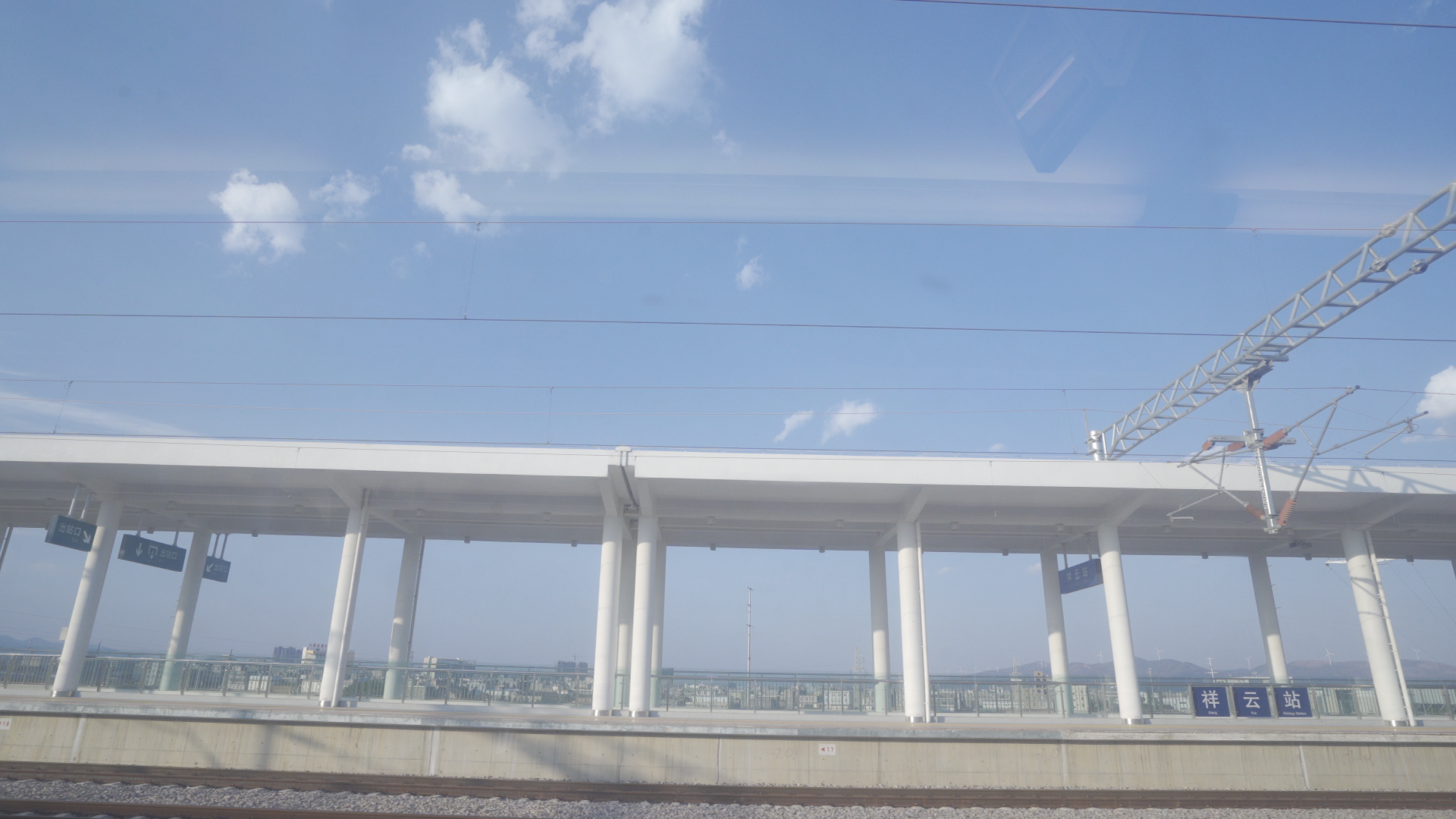 4k蓝天白云广角动车车站摄像视频的预览图
