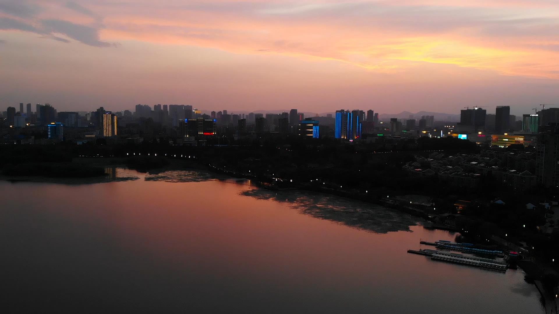 1080P航拍城市晚霞剪影湖面视频的预览图