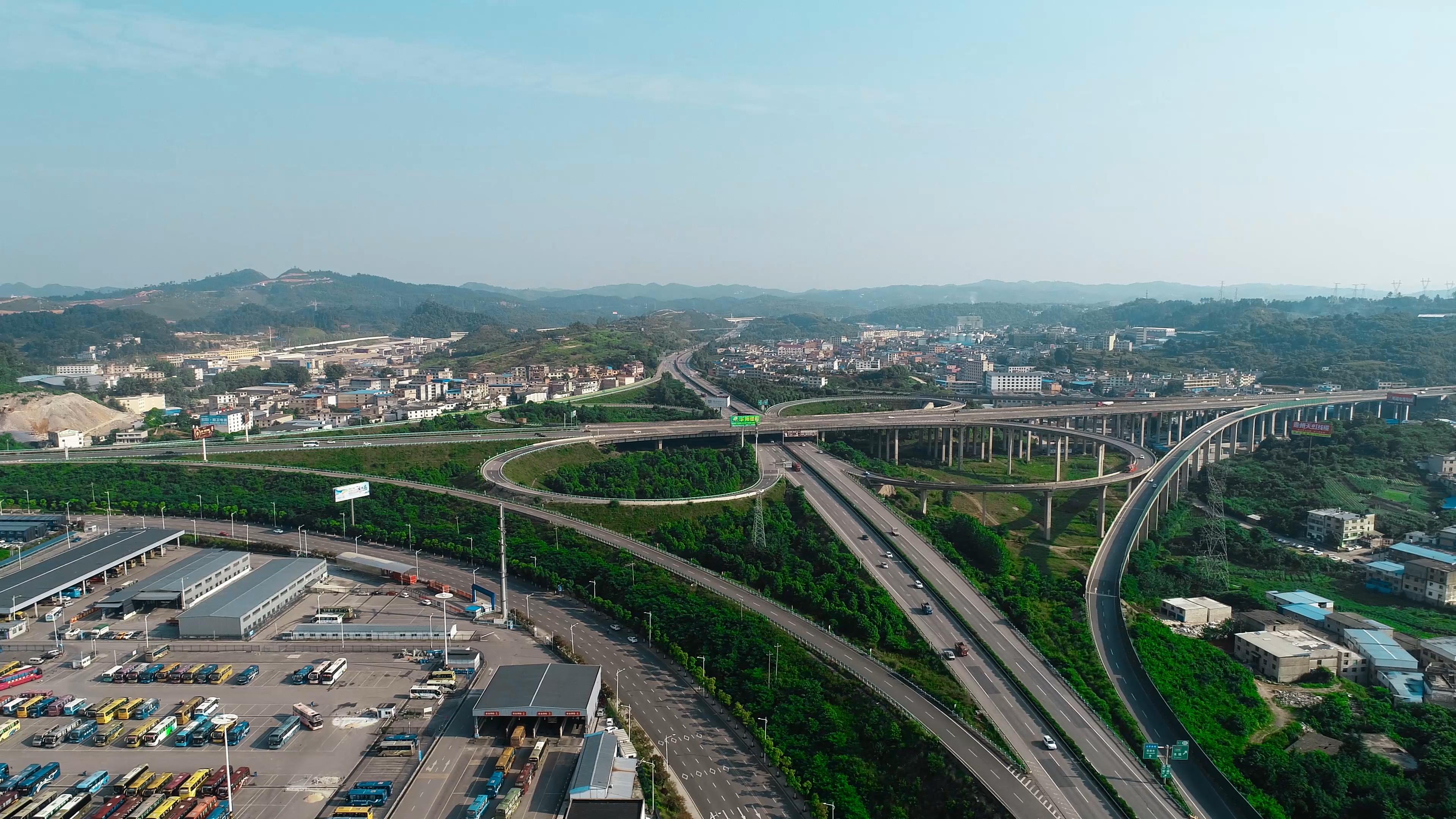 4K航拍贵黔高速公路视频的预览图