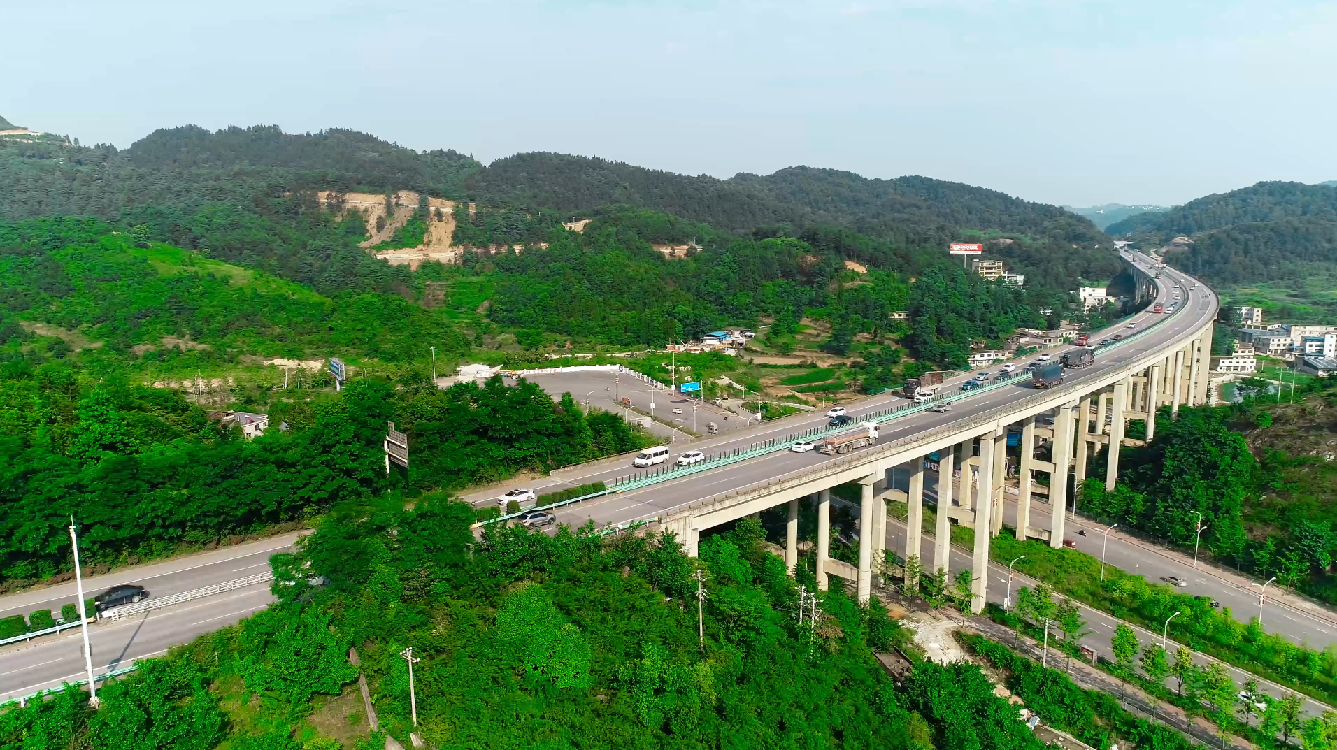 4K航拍厦蓉高速公路视频的预览图