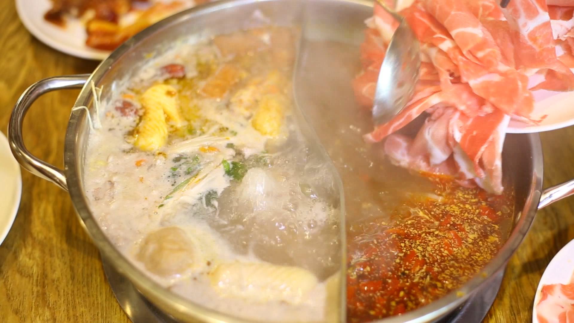1080P涮火锅烤肉卷生菜美食视频的预览图