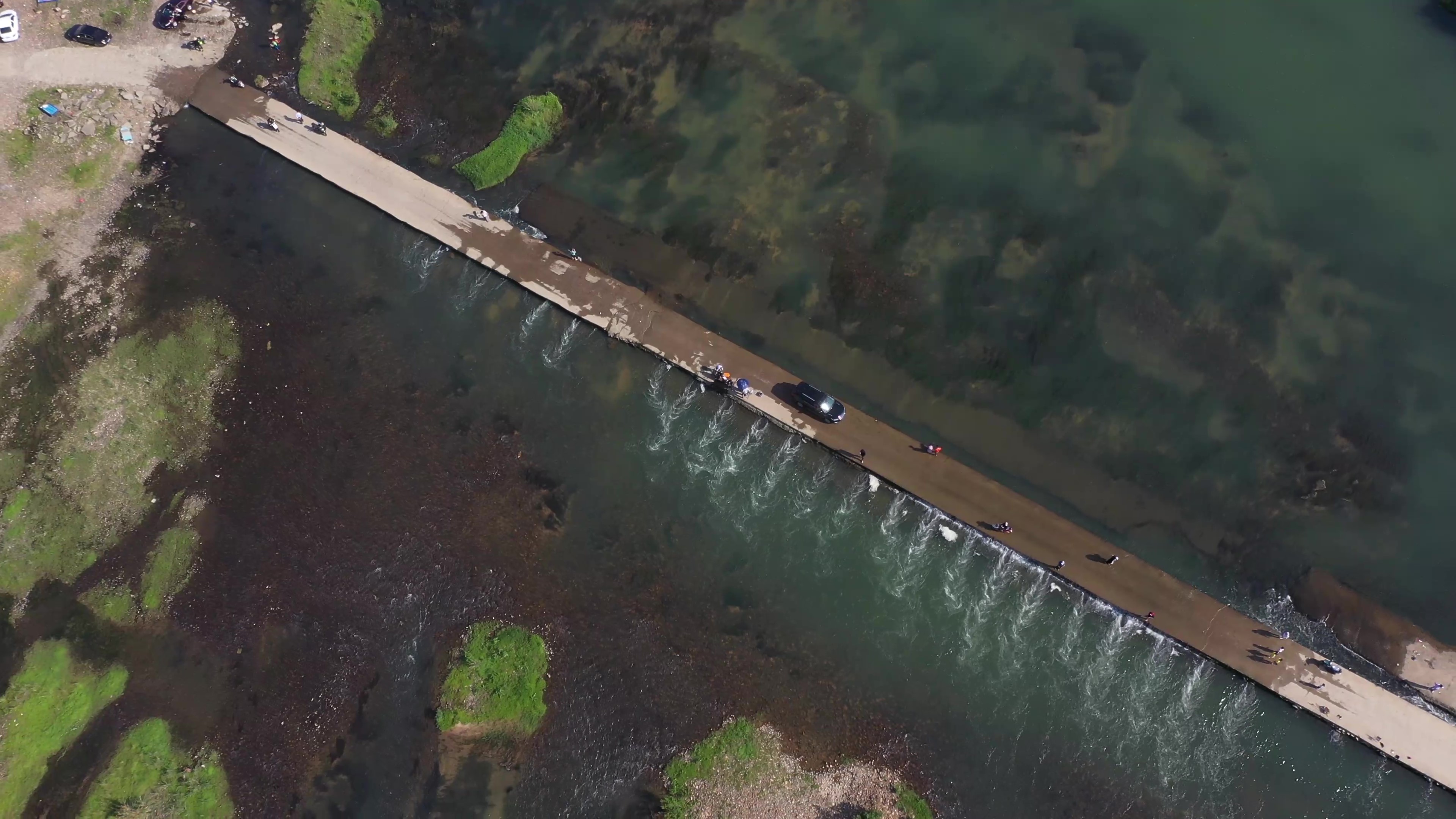 1080P航拍原生态湿地河流视频的预览图