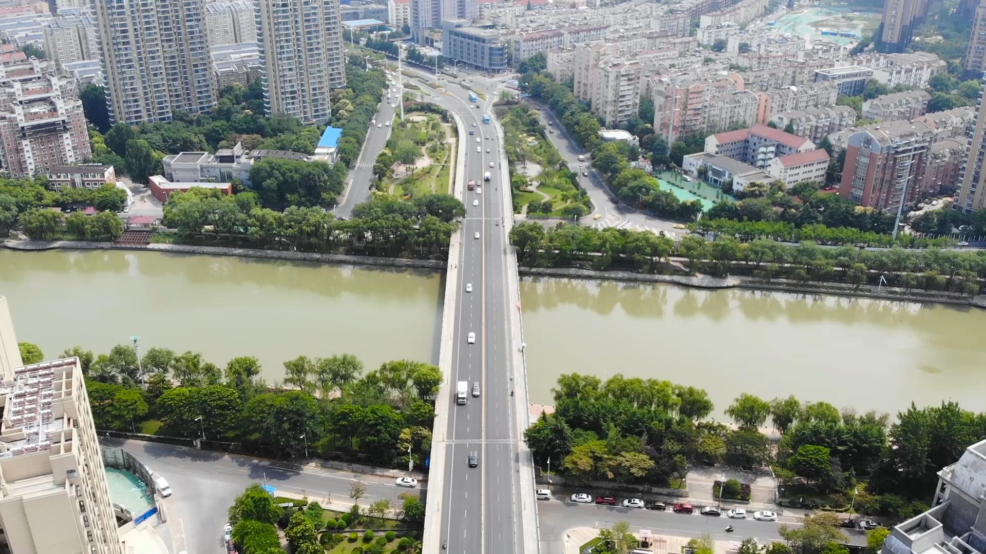1080P航拍秦淮河城市桥梁车流视频的预览图