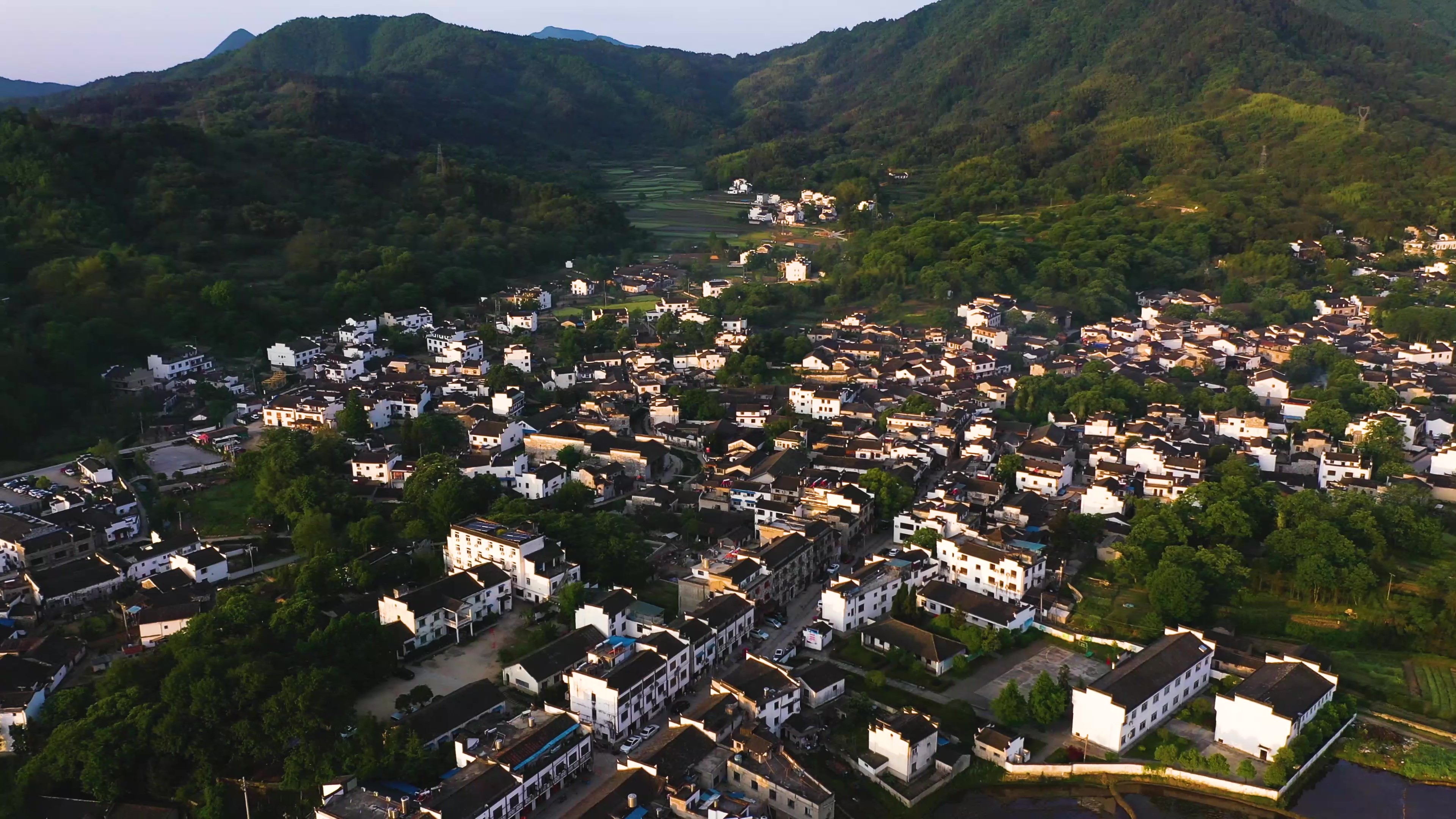 4K古镇村落建筑航拍视频的预览图