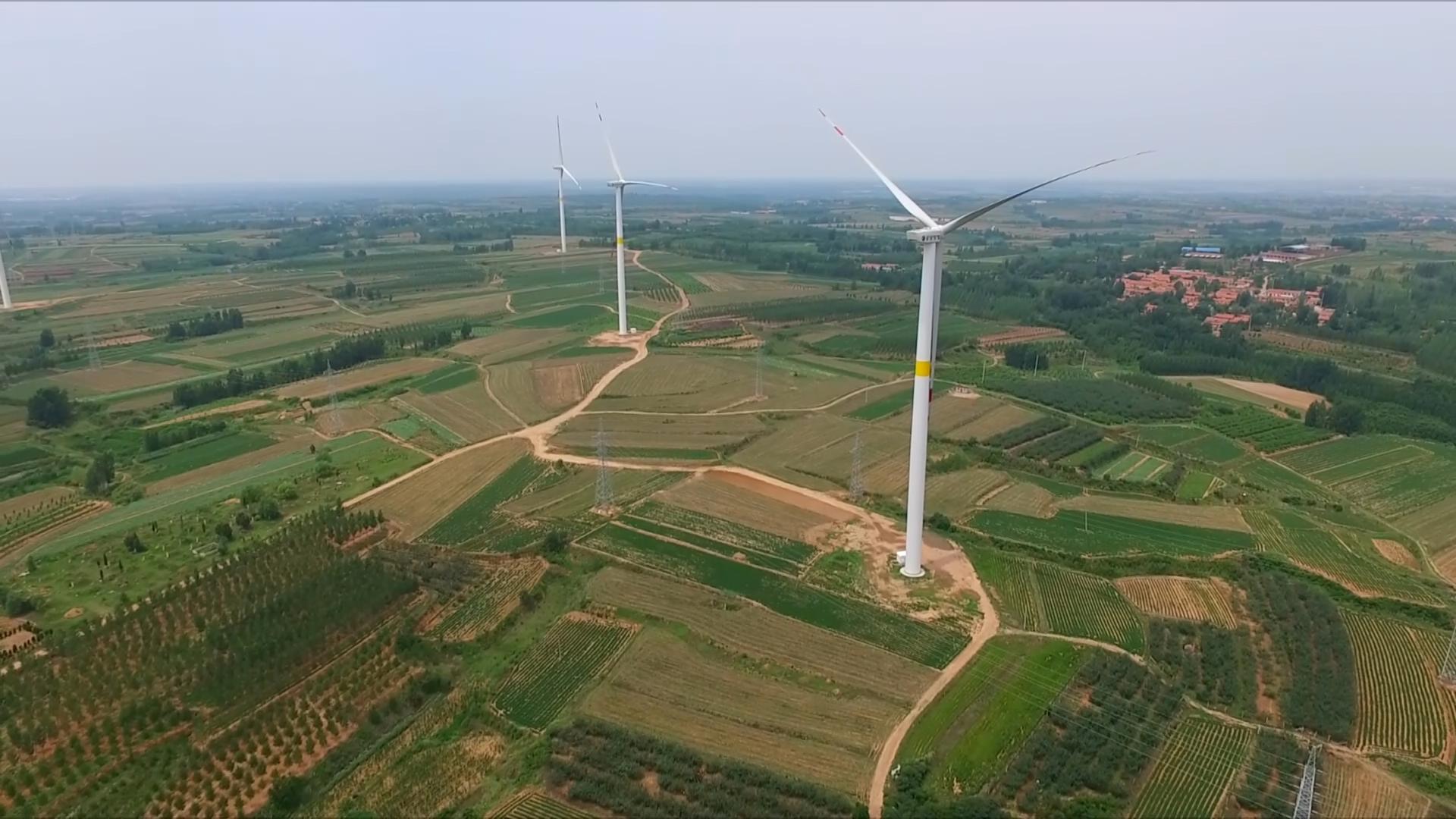 1080P航拍田野里的风车发电视频的预览图