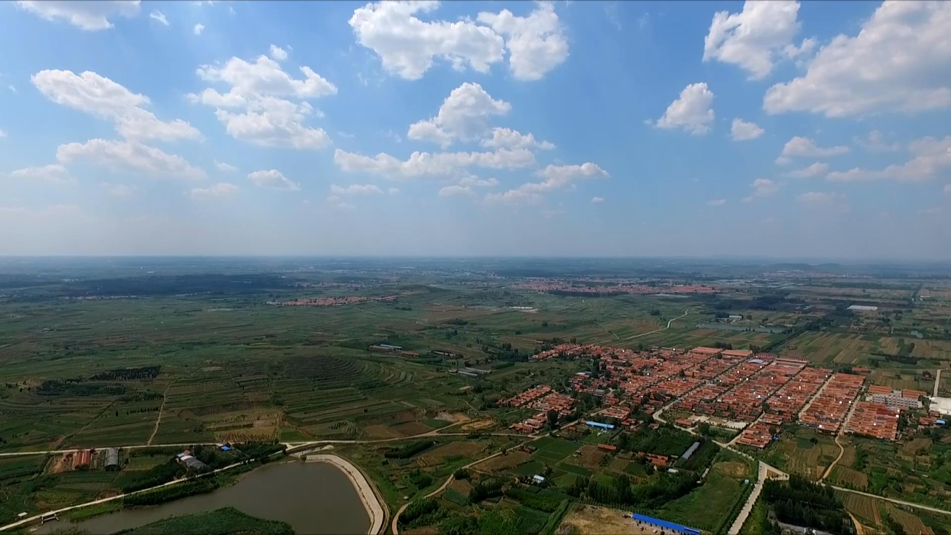 1080P航拍蓝天白云下的田野视频的预览图