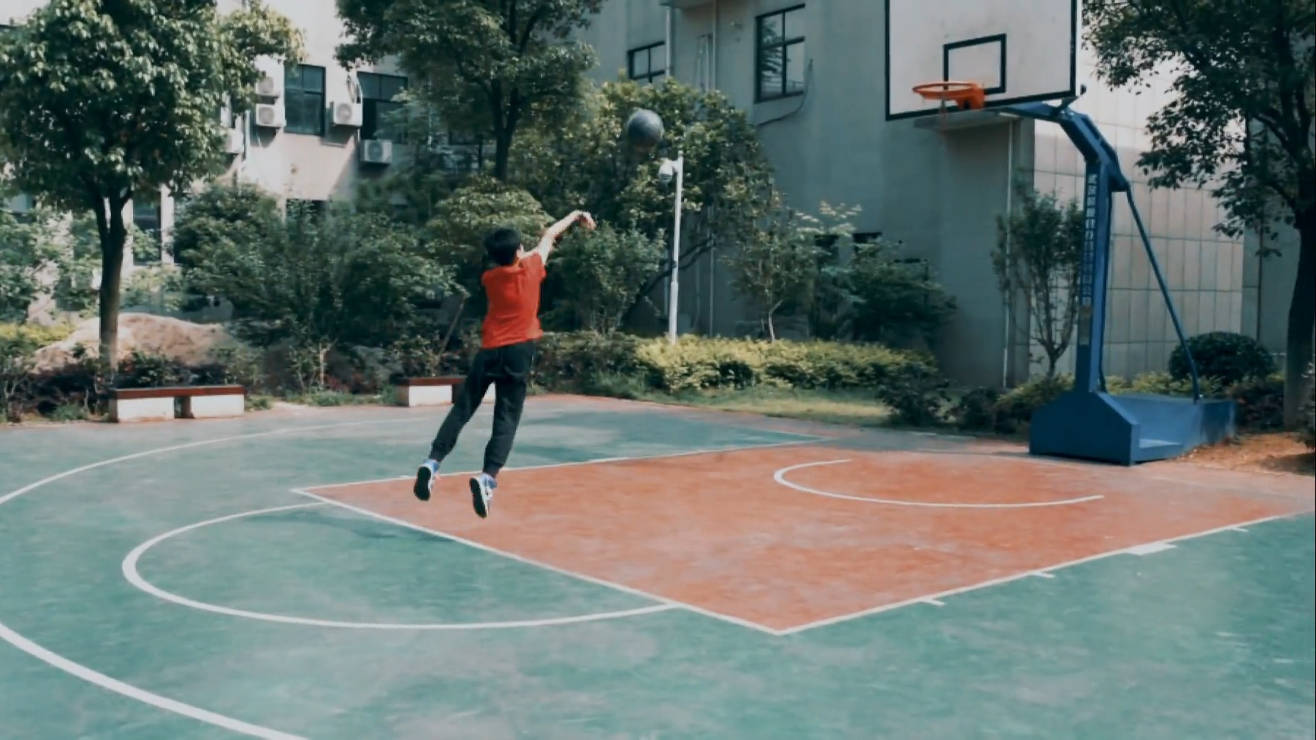 4K篮球少年在球场挥洒青春视频的预览图