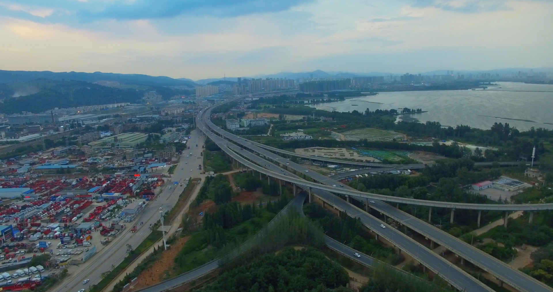 4k城市高速路网车流航拍视频的预览图
