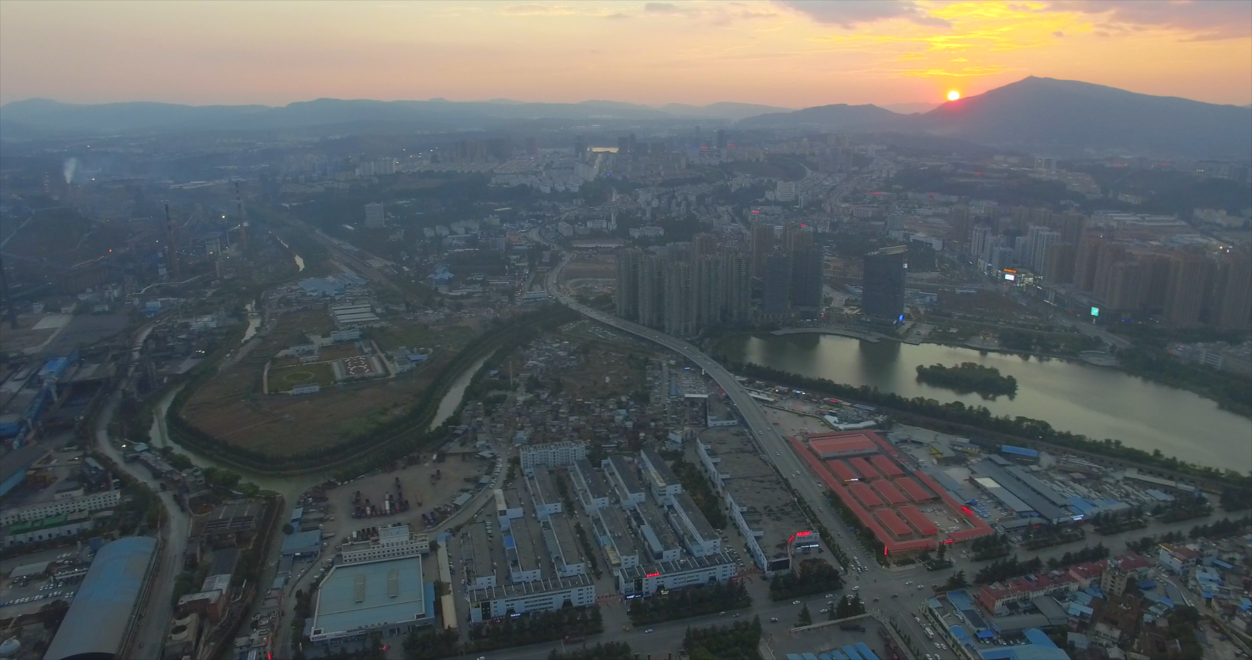 4k昆明安宁工业城市黄昏夕阳全景视频的预览图