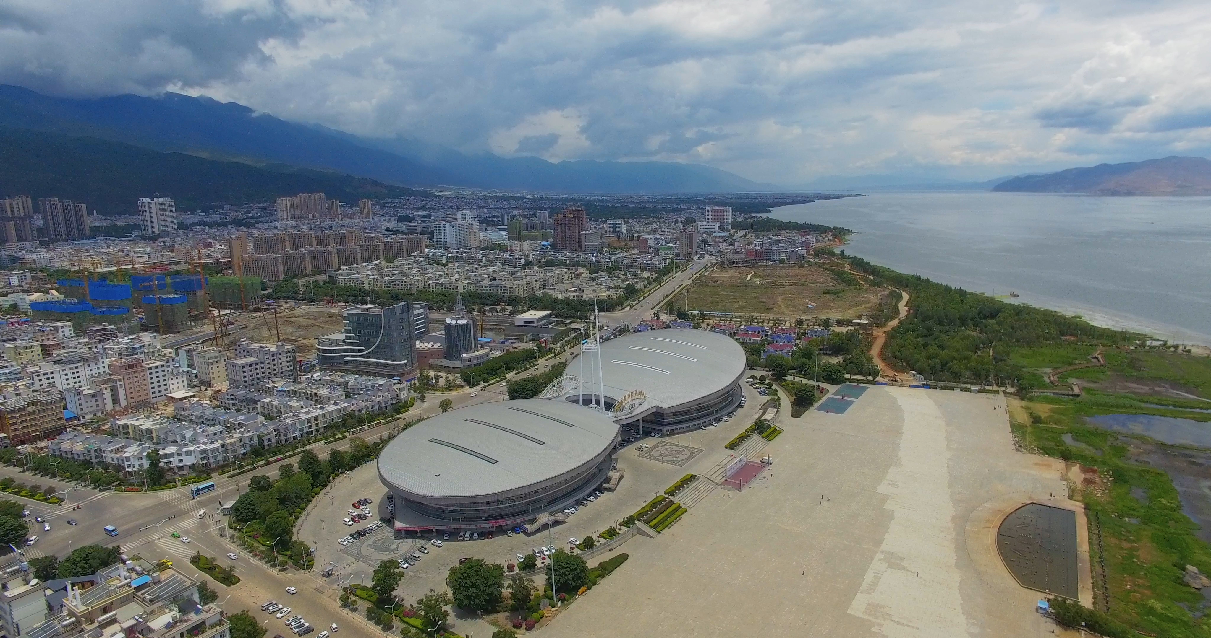 4k大理城市奥林匹克中心城区航拍视频的预览图
