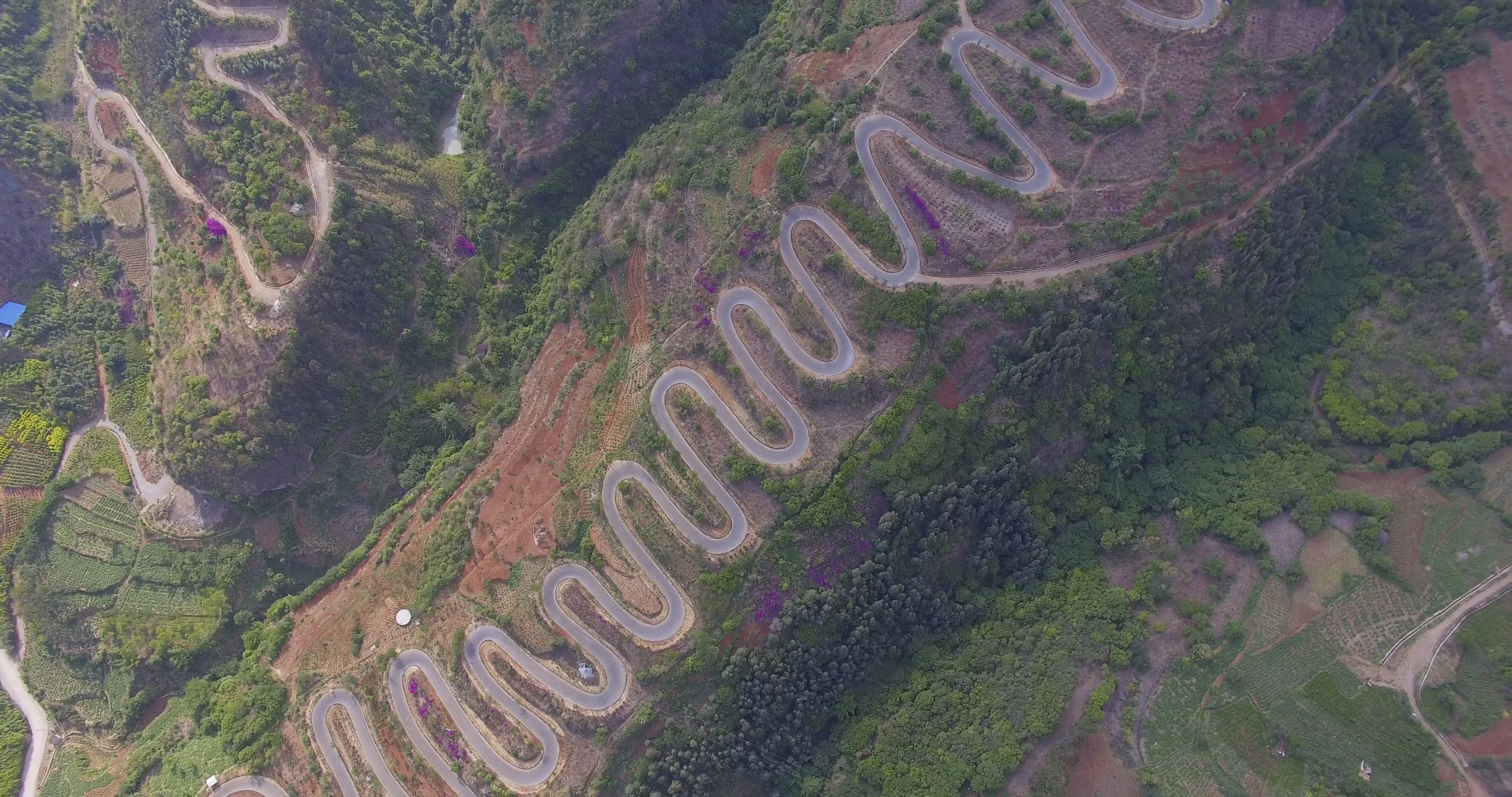 4k云南山地公路八十八道弯视频的预览图