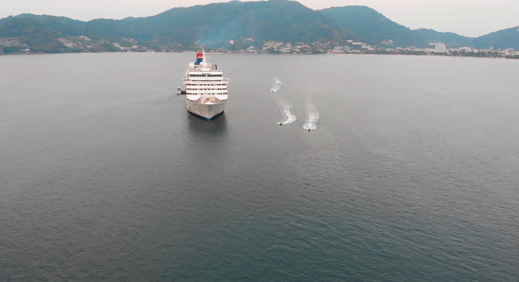 4K航拍巴厘岛海上轮船视频的预览图