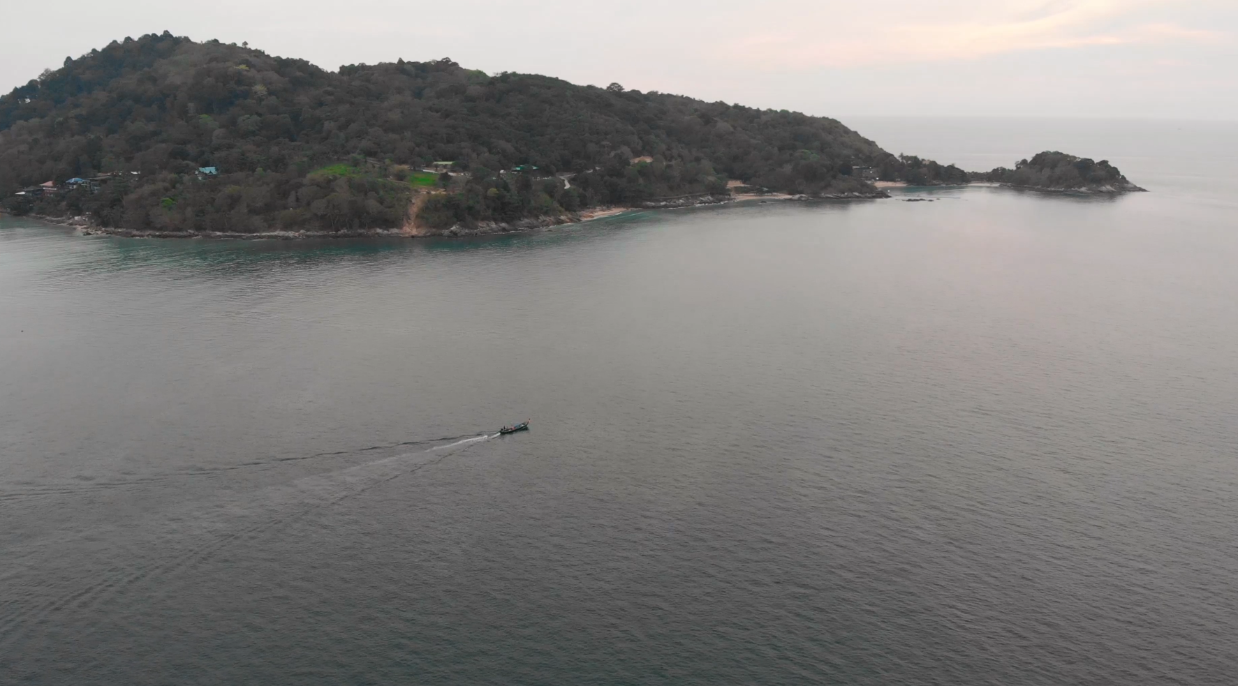 4k航拍巴厘岛湖面快艇大景视频的预览图