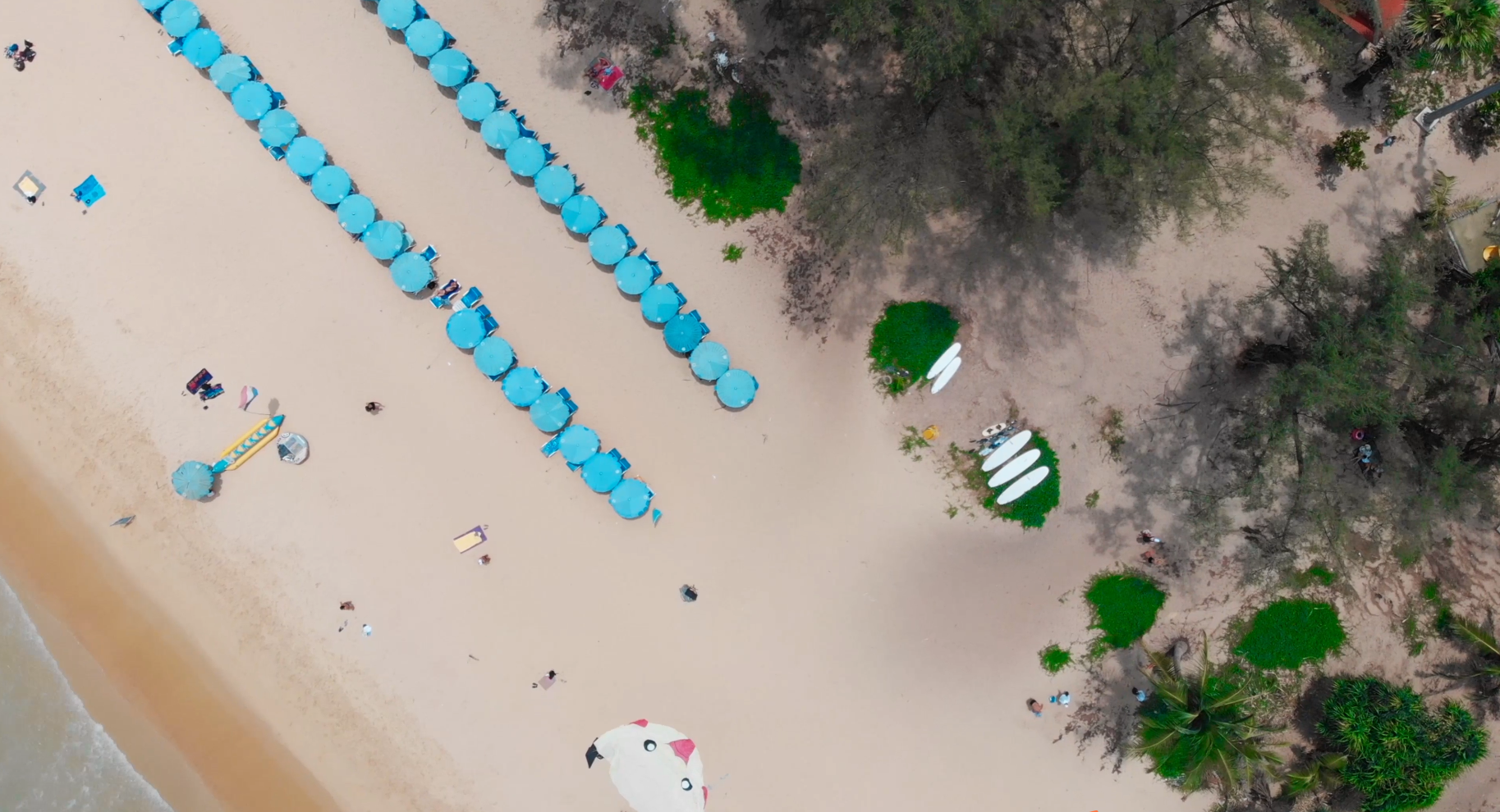 4k俯拍巴厘岛休闲海滩沙滩环境视频视频的预览图