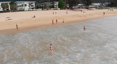 4k航拍巴厘岛海滩上奔跑人群视频的预览图