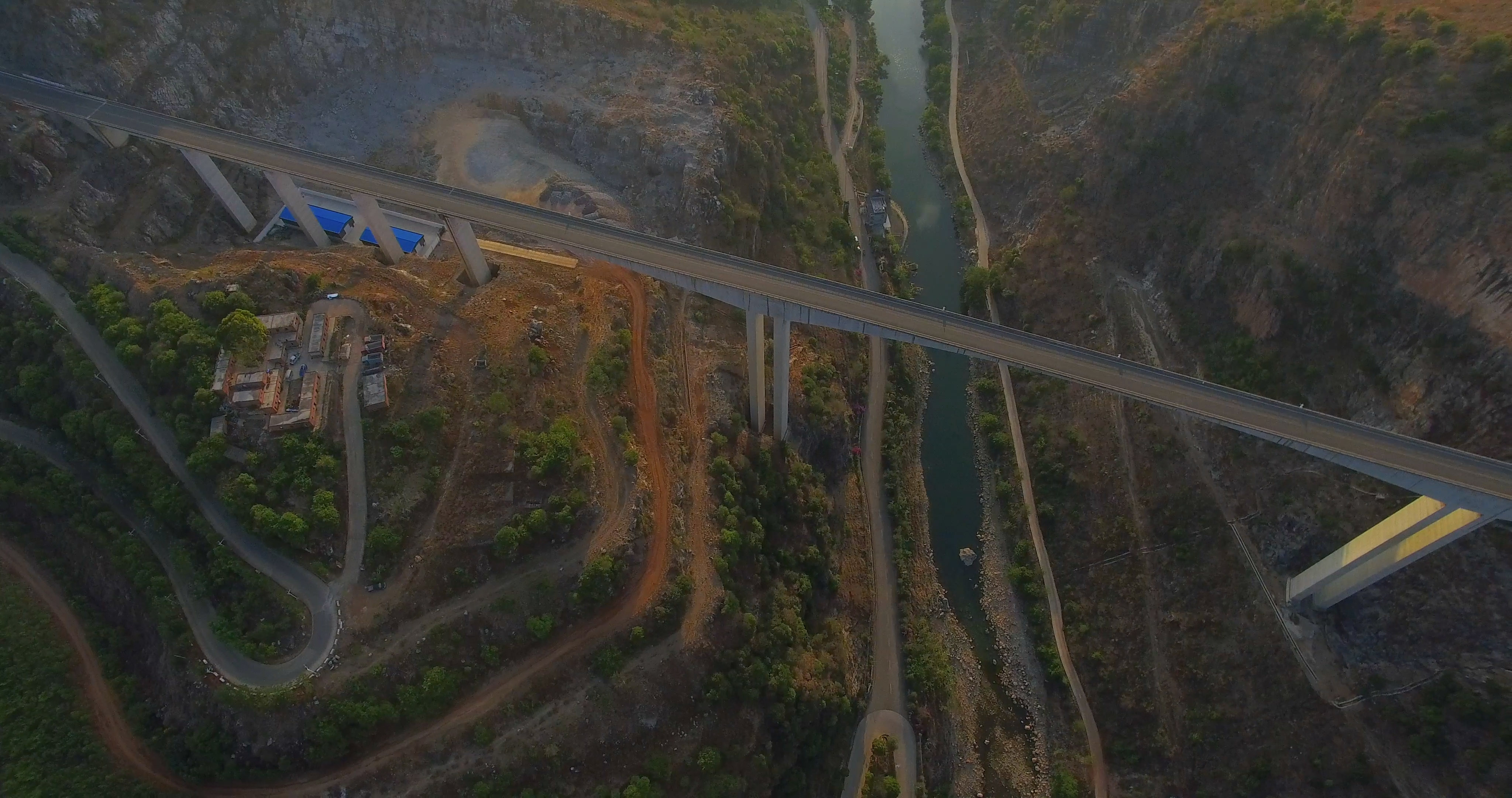4k峡谷河流高桥航拍视频的预览图