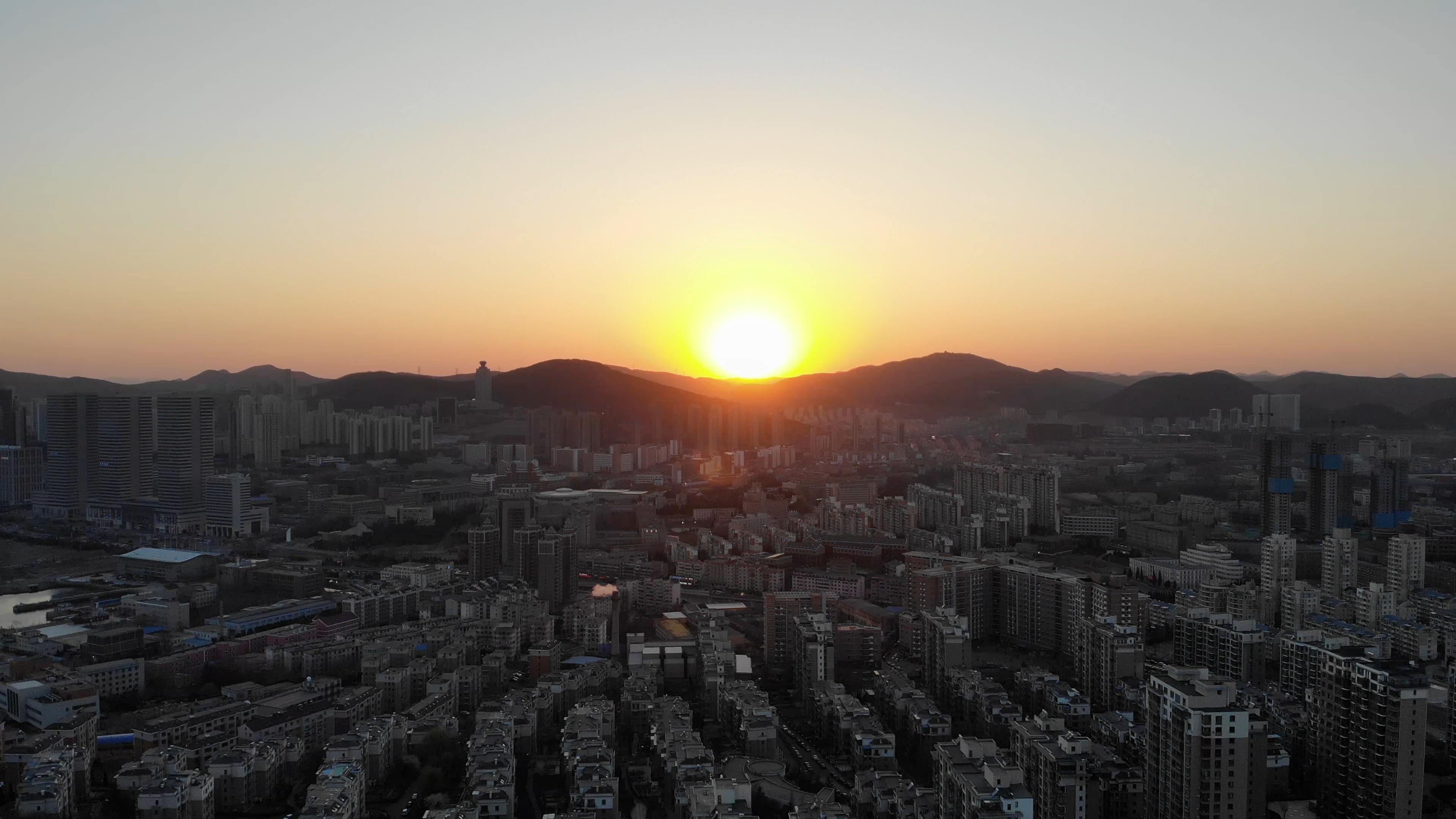 4K超清航拍夕阳下的城市视频的预览图