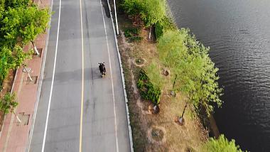 4K超清航拍河边骑摩托车视频结尾视频的预览图