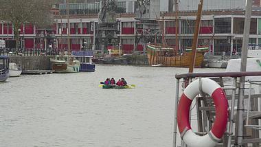 4K超清远景湖面划动的小船实拍视频的预览图