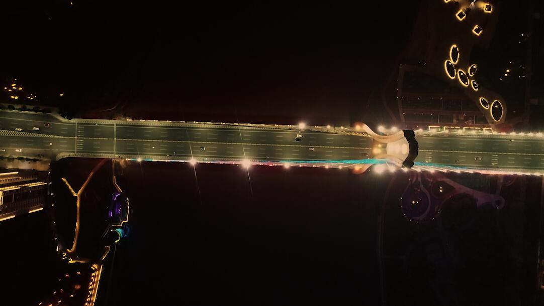 航拍夜景江边大桥素材视频的预览图