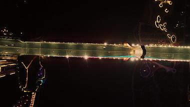 航拍夜景江边大桥素材视频的预览图