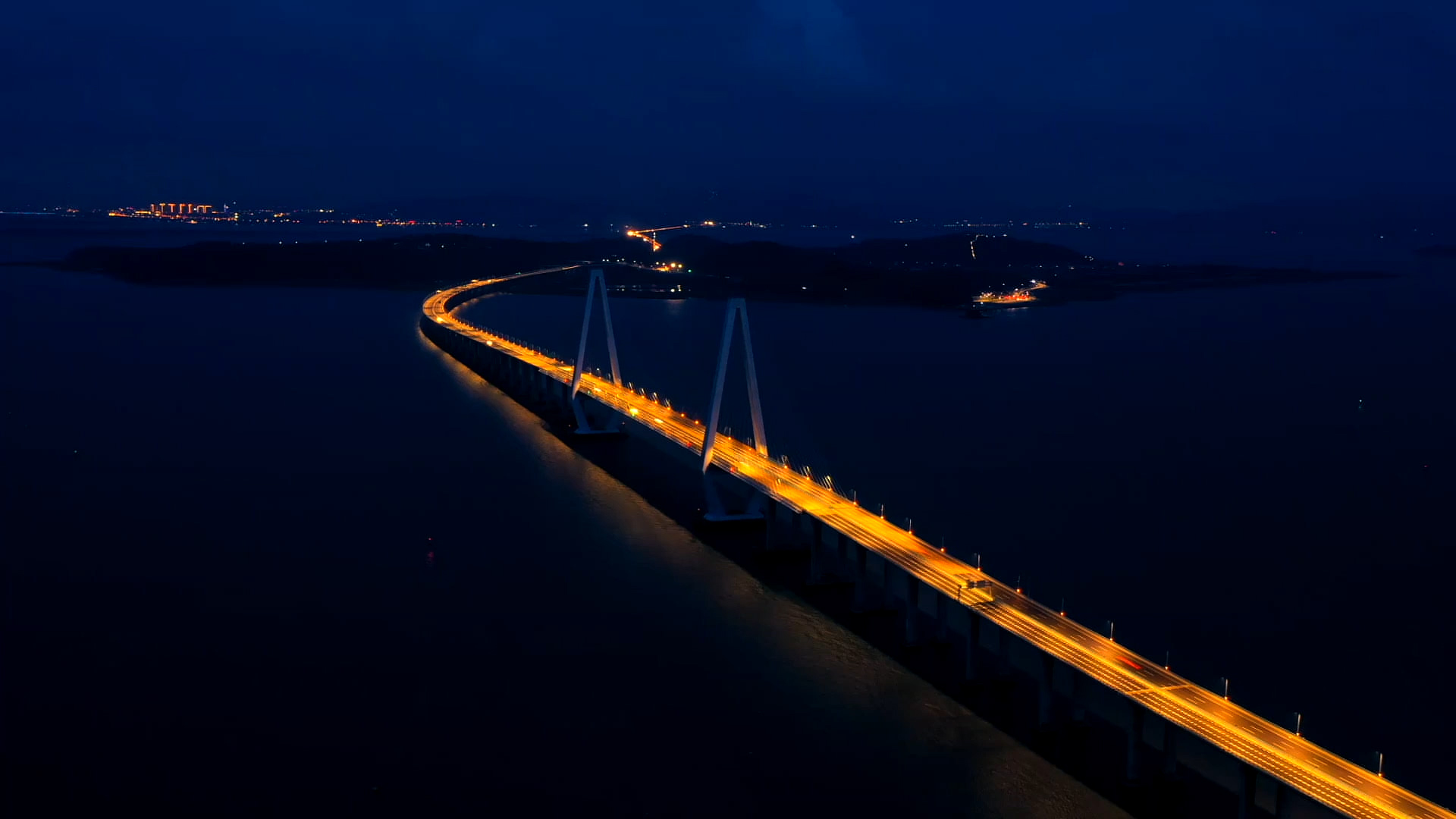 1080P航拍夜景大桥车流视频的预览图