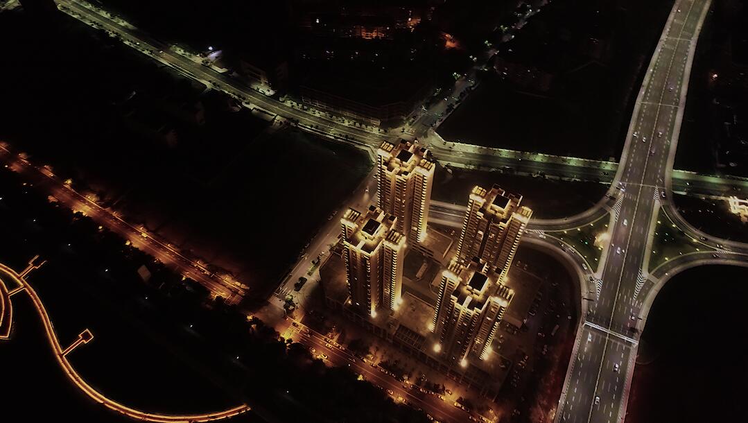 大气江边航拍城市夜景视频的预览图