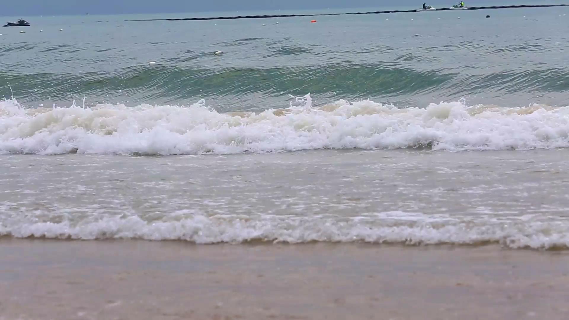 1080P沙滩上的海浪视频的预览图